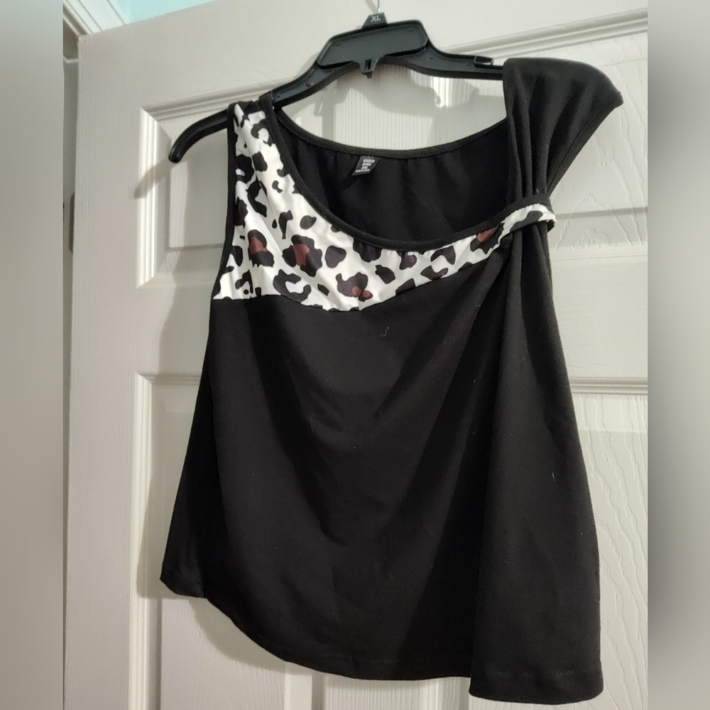 SHEIN Black tank Size 2XL but fits like Medium